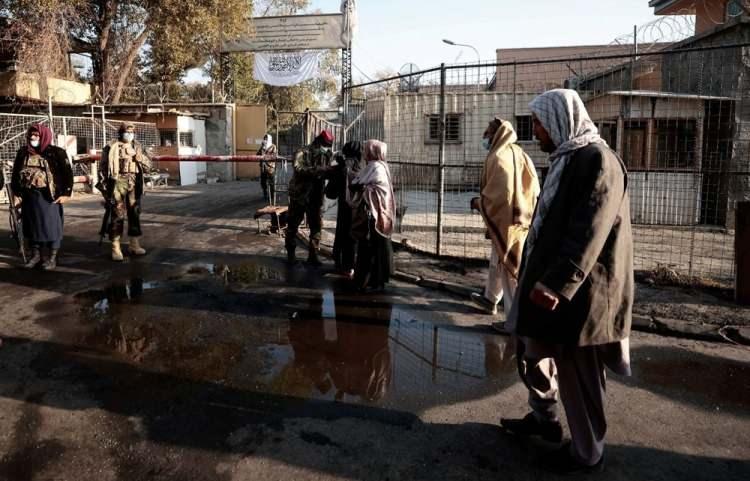 <p>Uluslararası toplumun, Taliban ile olan diplomatik ilişkilerinde en çok kadınların çalışma ve eğitim haklarına yönelik kısıtlamaları gündeme getirmesine rağmen Taliban lideri Ahundzade, yayımladığı kararnamede bu konuya değinmedi.</p>
<p> </p>