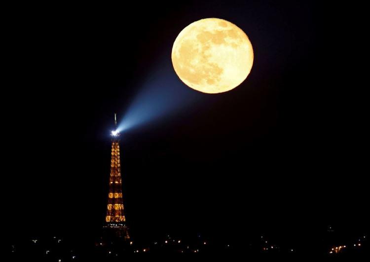 <p>27 Nisan’da "Süper Pembe Ay" olarak bilinen dolunay, Fransa'nın Paris kentinde corona virüs hastalığının yayılmasına karşı alınan sıkı önlemler nedeniyle ülke çapında sokağa çıkma yasağı sırasında Eyfel Kulesi'nin arkasında yükseliyor.</p> <p> </p> 