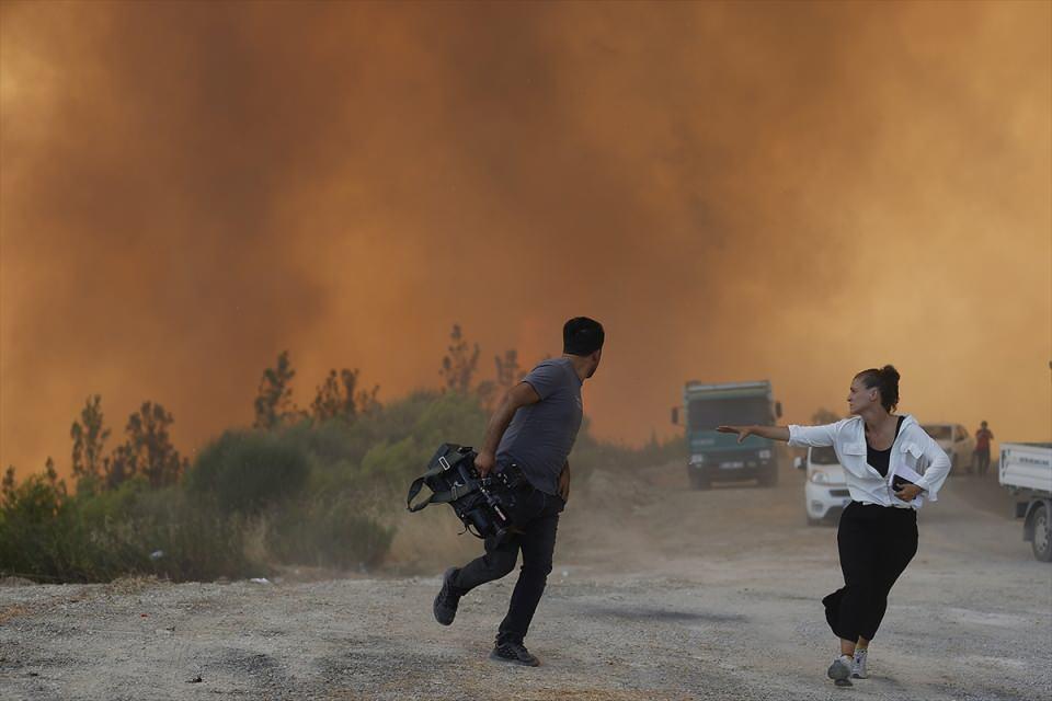 <p>Antalya'nın Manavgat ilçesindeki orman yangınına havadan ve karadan müdahale edildi. Kara yoluna kadar yükselen alevler nedeniyle orman işçileri, vatandaşlar ve gazeteciler zor anlar yaşadı.<br />
<br />
<strong>Foto Muhabiri Mustafa Çiftçi</strong></p>
