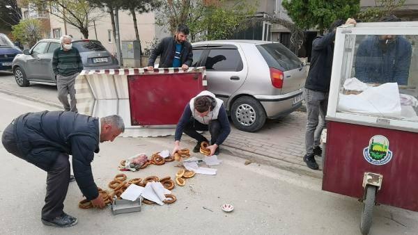 <p>Yaralı simitçi, olay yerine sevk edilen ambulansla İnegöl Devlet Hastanesi'ne kaldırılarak tedavi altına alındı.  </p>
