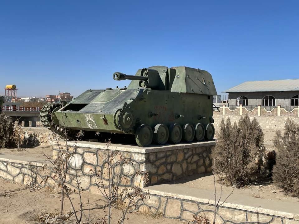 <p>Tarihi kalenin kuzeyinde nispeten sağlam odalarda Rus-Afgan güçlerinin konakladığına dair belirtiler var. Odaların iç duvarlarından birinde 1965 yılında kurulan dönemin sol örgütlerinden Afganistan Demokratik Halk Partisi'nin sembolleri resmedilmiş. Odaların bir köşesinde kum torbalarından örülmüş bir siper ve alt tarafta 2 Rus savaş kamyoneti (cemse) bulunuyor.</p>

<p> </p>
