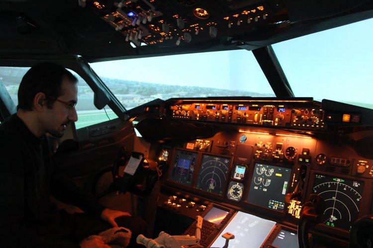 <p><strong>“Pilotlar geliyor onlarla beraber simülatörü test ediyoruz”</strong><br />
<br />
Pilotların simülatörü incelemeye geldiğini kaydeden Kolaylı, “Havacılık gerçekten çok güzel. Bunda geri kalmamamız lazım. Öncü olmamız gerekiyor. Bu simülatör için arkadaşım Atakan ile yurtdışına gittik. Bu iş ile ilgilendik. Bilgi neredeyse gidelim onu alalım geliştirelim dedik. En sonunda böyle bir alet ortaya çıktı. Şuan bazı testleri yapıyoruz. </p>
