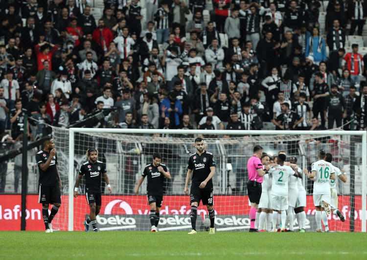 <p>Son 6 resmi maçından mağlubiyetle ayrılarak tarihinin en kötü dönemlerinden birini geçiren Beşiktaş, mutlak galibiyet parolasıyla çıktığı Kasımpaşa maçından sadece 1 puan alabildi.</p>
