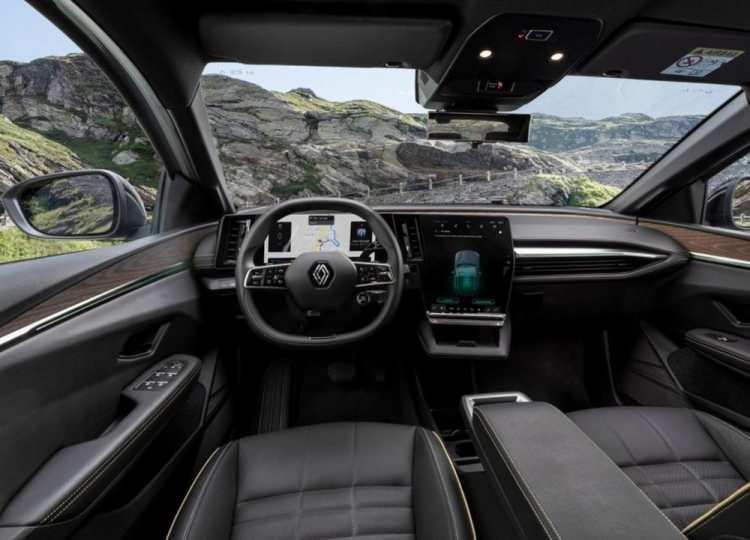 <p><strong>RENAULT MEGANE E-TECH</strong></p>