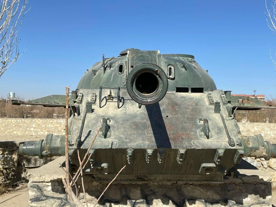 <p>Hisarın en üst yerinde sırt sırta yedişer odanın bulunduğu 2 blok yer alıyor. Yakın dönemde yaklaşık 30 odanın çatı malzemesi olarak kullanılan metal saçların ise sağa sola saçıldığı görülüyor.</p>
<p> </p>