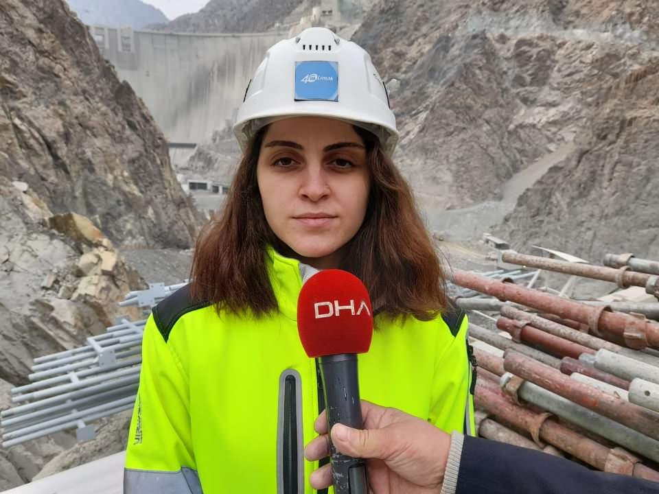 <p>558 megavat gücündedir, barajımızın kurulu gücü ise 1 milyon 888 bin kilovat saattir. Barajımız yaklaşık 7 yıl içinde kendisini amorti edecek” diye konuştu.</p>
<p> </p>