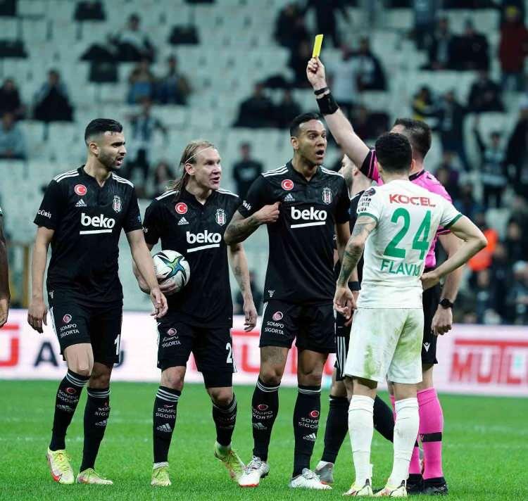<p>Görüldüğü gibi, geçen sezon yeni transferleri Ghezzal, Rosier, Aboubakar, Montero, Josef ve kiralıktan dönen Larin'in müthiş performanslarıyla şampiyon olan Beşiktaş, bu sezon yeni transferlerden ve maçlara sonradan giren oyuncuların çok az katkı vermesinden dolayı olağanüstü derecede kötü bir sezon yaşıyor.</p>