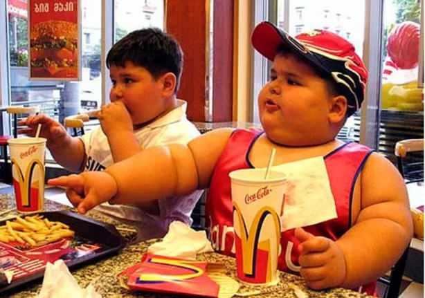 <p><strong>30 günün sonunda üç kilosu yağ olmak üzere 6.5 kilo aldığını öğrendi. Bundan yola çıkarak da altı ay kadar bu şekilde beslenen bir insanın 38 kilo kadar alacağını hesapladı. Vücut kitle endeksi de bu bir aylık sürede iki puan arttı ve durumunun ‘aşırı kilolu’ kategorisine girdiğini gördü.</strong></p>
<p> </p>