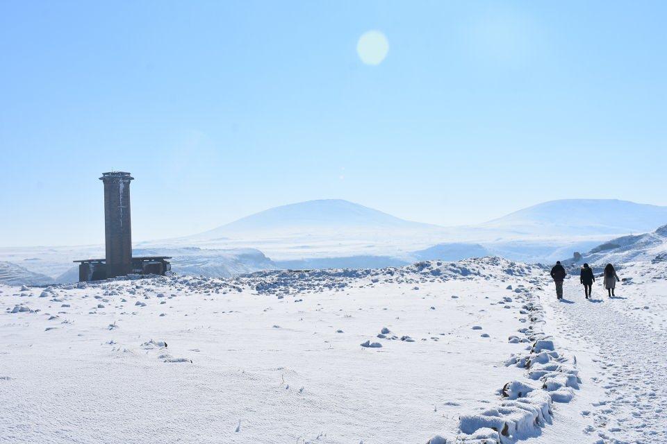 <p>Özellikle Doğu Ekspresi ile kente gelen yerli ve yabancı turistler, Kars Kalesi, Kafkas Harp Tarihi Müzesi ve Arkeoloji Müzesi'ni gezdikten sonra rotalarını Ani Ören Yeri'ne çeviriyor.</p>
<p> </p>