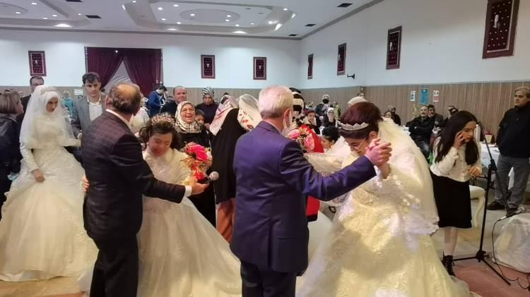 <p>Program da 6 engelli gen&ccedil; kızın hayali ger&ccedil;ekleştirildi. Evlerinden alınan gen&ccedil; kızlar, &ouml;nce kuaf&ouml;re g&ouml;t&uuml;r&uuml;lerek gelin sa&ccedil;ı yaptırıldı. Beyaz gelinliklerini giyen kızlar, gelin arabasına bindirildi.</p>
