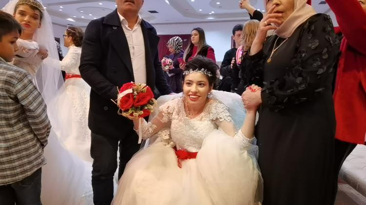 <p>'&Ouml;NEMLİ OLAN ZİHİNLERDEKİ ENGELLERİ KALDIRMAK'<br />
<br />
Y&uuml;r&uuml;me engelli sanat&ccedil;ı Erdal Şek&uuml;r ve ekibi eşliğinde sıra gecesi yapıldı.</p>
