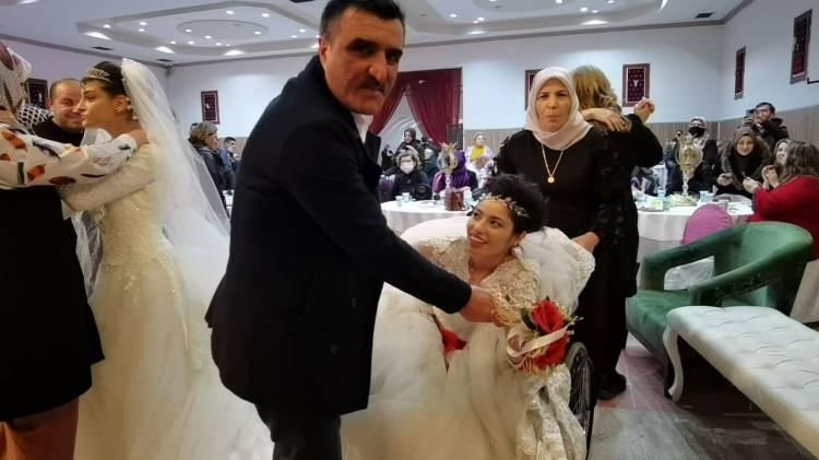 <p>Programda konuşan İneg&ouml;l Zihinsel Engelliler Derneği (İZED) Başkanı Halil Peynirci, bu g&uuml;ne kadar 6 bin engelliye tekerlekli sandalye dağıttıklarını s&ouml;yleyerek, bu g&uuml;nde &ouml;zel &ccedil;ocukların mutlu olması i&ccedil;in hem d&uuml;ğ&uuml;n hem de sıra gecesi d&uuml;zenlediklerini s&ouml;yledi.</p>
