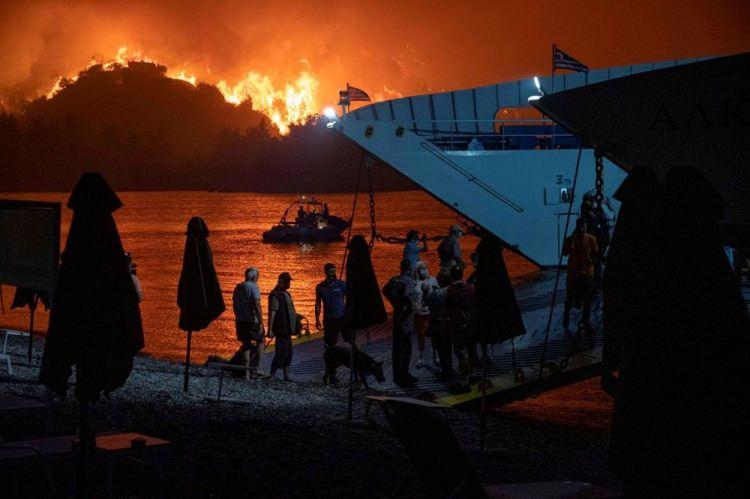 <p>6 Ağustos'da, Yunanistan'ın Evia adasındaki Limni köyünde orman yangını nedeniyle gerçekleşen tahliye sırasında insanlar bir vapura biniyor.</p> <p> </p> 