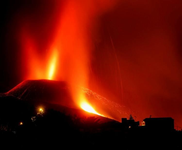 <p>25 Eylül'de İspanya'nın El Paso kentindeki Kanarya Adası, La Palma'da bir yanardağın patlamasının ardından lav ve duman yükseliyor.</p> <p> </p> 