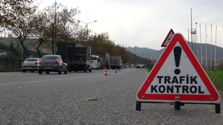 <p>"SİZ RADARI GÖRMEDEN O SİZİ GÖRÜYOR"</p>

<p>Radar uygulaması hakkında bilgi veren Samsun Emniyet Müdürlüğü’nde Kıdemli Baş Polis Memuru olarak görev yapan eğitimci İdris Tonoğlu, "Samsun Trafik Denetleme Şube Müdürlüğü olarak radarları trafik kazalarının yoğun olduğu yerlerde Tekkeköy’de, çevre yolunda, Atakum’da yapmaya çalışıyoruz. Birinci önceliğimiz trafik kazalarını minimum düzeye indirmektir.</p>
