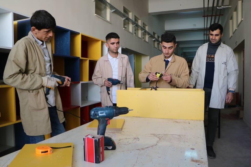 <p>Hakkari'de, Atatürk Mesleki Teknik ve Anadolu Lisesi’nin mobilya bölümü öğrencileri, kentteki kurum ve okulların mobilya ihtiyaçlarını karşılayarak hem mesleki yeterlilik kazanıyor hem de döner sermayeden belirli bir oranda ücret alıyor.</p>

<p> </p>
