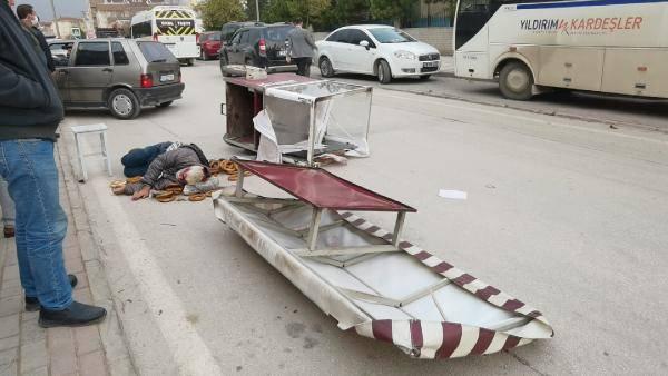 <p>Olay, İnegöl ilçesi Burhaniye Mahallesi Kemallettin Sami Paşa Caddesi üzerinde meydana geldi. Simitçi Mahmud Beradei, simit arabasıyla cadde üzerinde yürürken, fırtına nedeniyle, tentesi uçan araba devrildi. </p>
<p> </p>