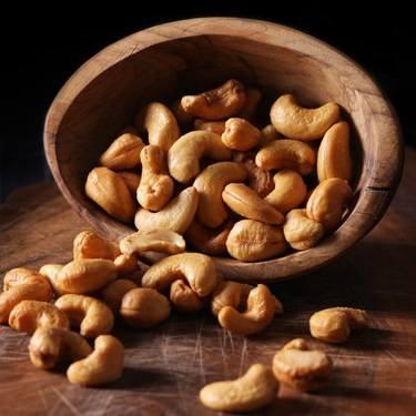 <p><span style="color:#B22222"><strong>KAJU</strong></span></p>

<p><span style="color:#000000"><strong>&Ccedil;iğ kajular i&ccedil;erisinde zehir bulunan maddeler i&ccedil;erir. Y&uuml;ksek dozda alımı zehir &uuml;retebilir.</strong></span></p>
