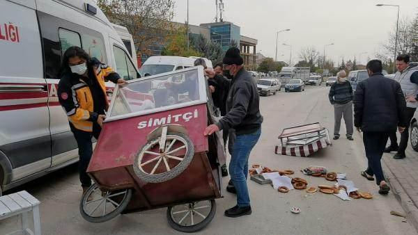 <p>Simitler yola saçılırken, devrilen aracın altında kalan simitçi, başından ağır yaralandı. </p>
