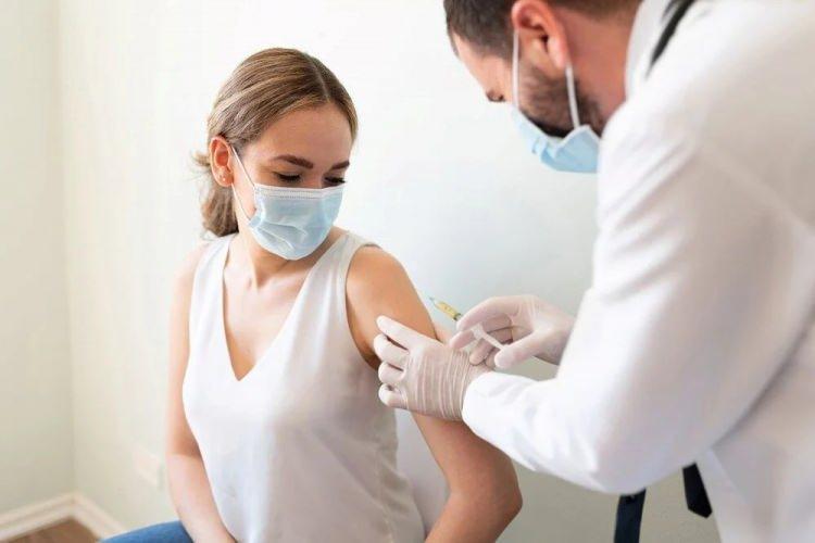 <p><strong>OMICRON NEDENİYLE HASTANEYE YATIRILANLARIN ÇOĞU AŞISIZ</strong></p>

<p>Imperial College of London’da immünoloji profesörü olan Danny Altman, "Vücudun bağışıklık sistemi yalnızca antikorla sınırlı değil. Başak proteinlerindeki değişiklik antikor savunmasını etkileyebilir, ancak bu durumda  T hücresi bağışıklığı devreye girecektir. Ayrıca, Güney Afrika'dan gelen veriler, Omicron nedeniyle hastaneye başvuranların aşısızlar olduğunu gösteriyor” diye konuştu.</p>
