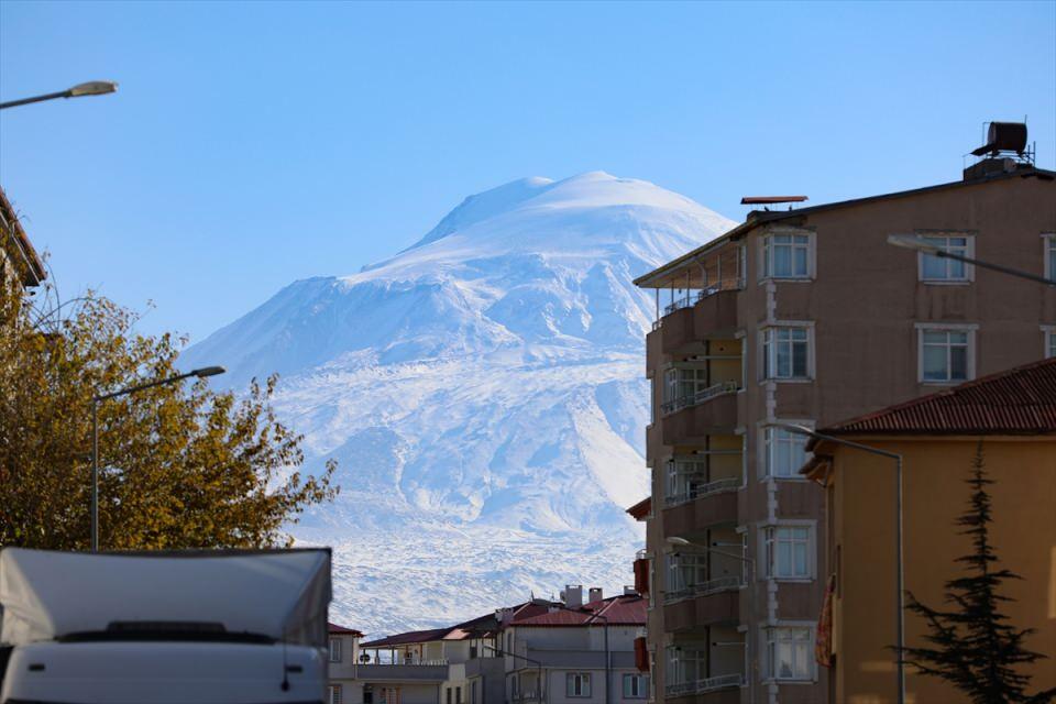 <p>Genellikle zirvesinden kar eksik olmayan Ağrı Dağı'nın yanı sıra Iğdır'daki Aras Dağları da beyaza büründü.</p>

<p> </p>
