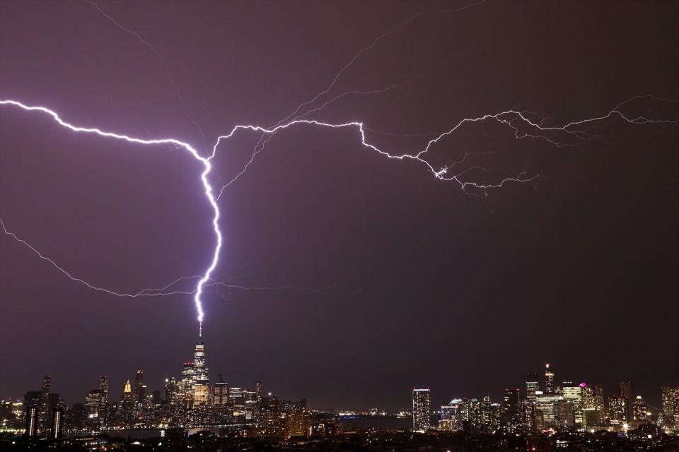 <p>ABD'nin New Jersey kentinde gökyüzünü aydınlatan şimşekler, Manhattan bölgesinden görüntülendi.<br />
<br />
<strong>Foto Muhabiri Tayfun Coşkun</strong></p>
