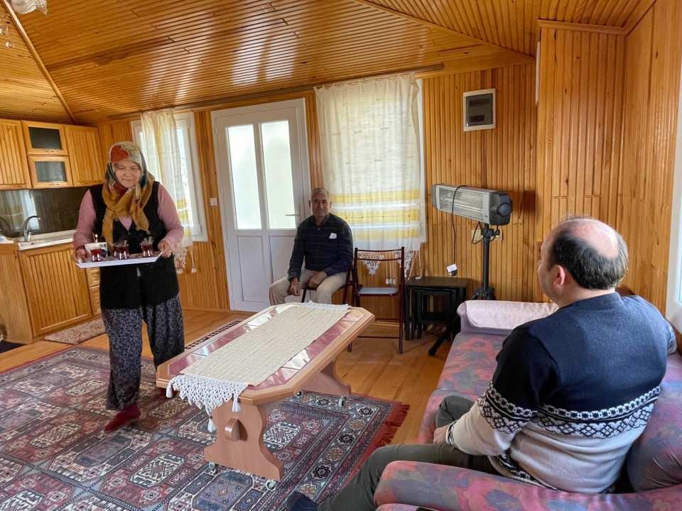 <p><strong>- "Hız ayarını yapıyorum, en ideali yavaş dönmesi"</strong></p>

<p>AA muhabirine konuşan Ahmet Koca, hayalini kurduğu evi yapmanın mutluğunu yaşadığını söyledi.</p>

<p>Evini istediğinde güneşe karşı, istediğinde rüzgarın yönüne göre çevirebildiğini anlatan Koca, şöyle konuştu:</p>

<p>"Tasarımını, planını kendim yaptım. 360 derece dönüyor. Diyelim ki rüzgar esiyor ben tersine döndürüyorum. Yazın güneşten gölgeye döndürüyorum.</p>

<p> </p>
