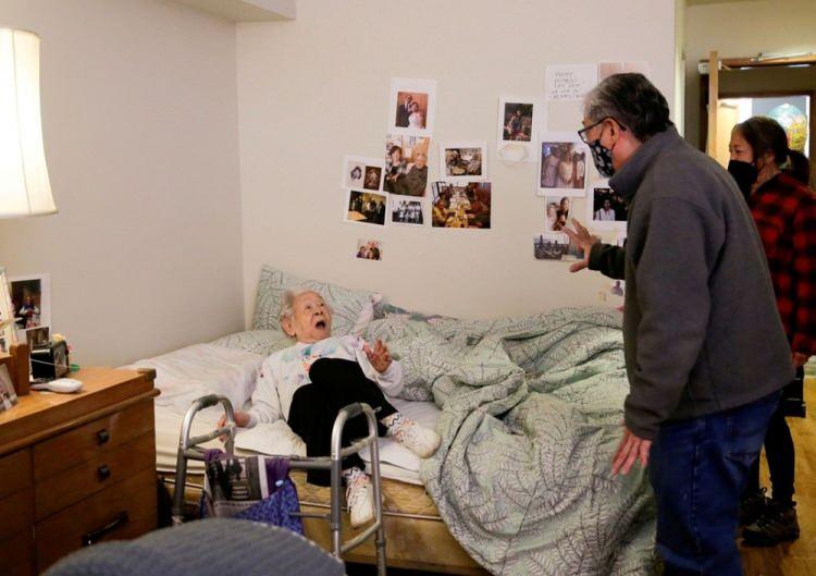 <p>30 Mart’ta, ABD'nin başkenti Washington’da 98 yaşındaki Yoshia Uomoto, öncelikle Japon-Amerikalı yaşlılara hizmet veren destekli bir yaşam tesisi olan Nikkei Malikanesi'nde Covid-19 kısıtlamalarının kaldırılmasının ardından, oğlu Mark Uomoto ve yeğeni Gail Yamada'nın bir yıl içinde ilk yüz yüze ziyaretleriyle onu şaşırtıyor.  </p> <p> </p> 