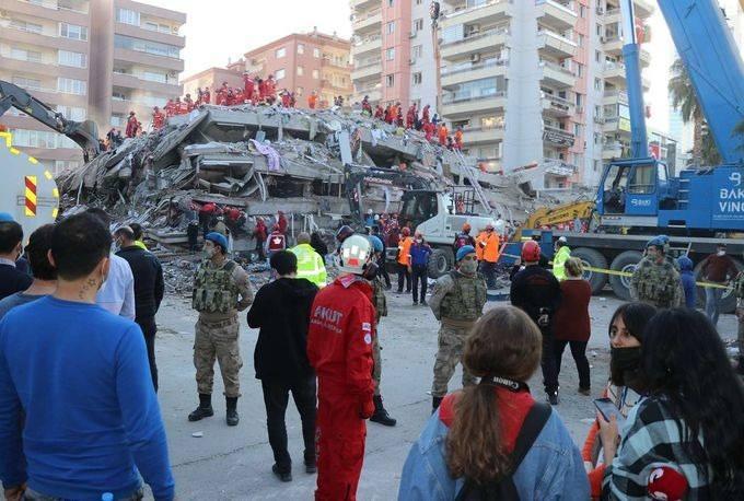 <p><strong>"MARMARA'DA 250 YILDA BİR BÜYÜK DEPREM OLUR"</strong><br />
<br />
Marmara içerisinde yer alan fayların kırılma olasılığının büyük olduğu, bu faylar kırıldığı takdirde 7’den büyük bir deprem gerçekleşeceği ve böyle bir durumda sadece İstanbul’un değil Marmara çevresinde geniş bir alanın etkileneceğini uzun yıllardır konuşuyoruz. Bu durum 17 Ağustos 1999 depreminden sonra daha büyük bir olasılıkla gündeme geldi. Marmara’da ortalama 250 yılda bir büyük deprem oluyor. Son büyük depremler olarak 1509 ve 1766 depremlerini tarihi kaynaklardan öğreniyoruz.</p>
