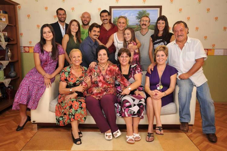 <p><strong>Diziden sonra herhangi bir projede yer almayan Efe Levent’in yanı sıra dizinin proje tasarımcısı Seynan Levent de usta sanatçının eşi. İşte Tamer Levent'in oğlu Efe Levent'in son hali...</strong></p>