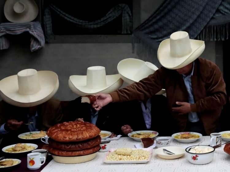 <p>6 Haziran'da Peru'nun cumhurbaşkanı adayı Pedro Castillo, Chugur kentinde oy vermeden önce aile üyeleriyle kahvaltıda ekmek dağıtıyor.</p> <p> </p> 
