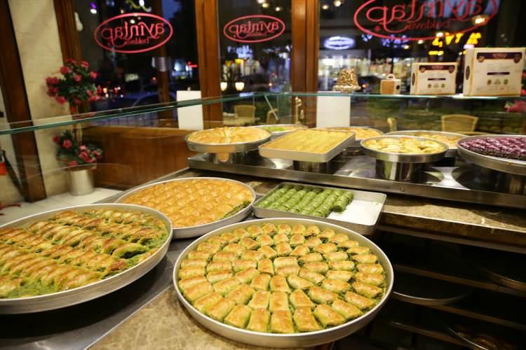 <p>Baklava ustası Mehmet Urtekin ise baklavanın bin bir emekle yapıldığını ifade etti.</p>

<p> </p>
