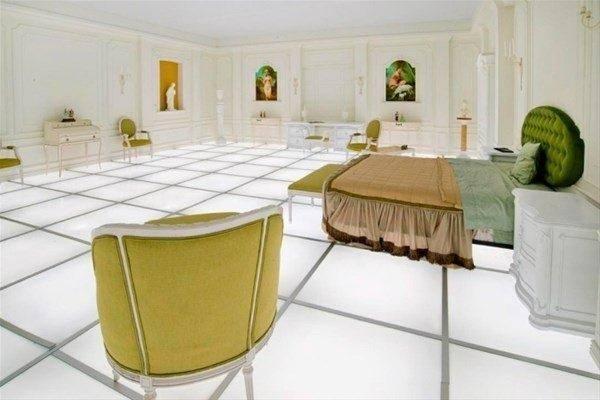 <p> Stanley Kubrick’in 2001: A Space Odyssey filminin sonunda yer alan yatak odasının birebir kopyası </p>