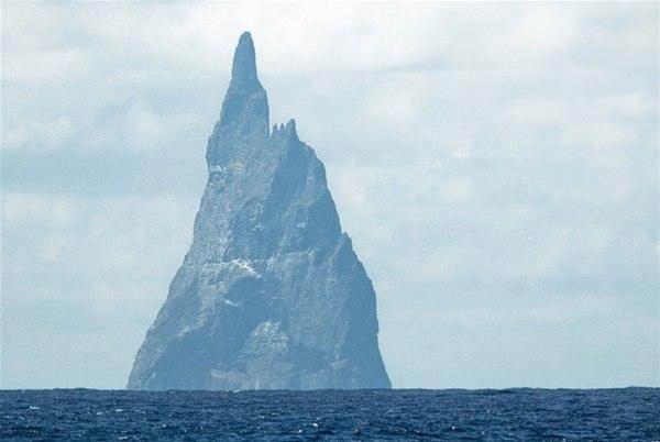 <p>Avustralya açıklarında güney Pasifik’te öylece tek başına duruyor. Adına "Ball’s Pyramid" diyorlar. Bu ıssız kayalık 562 metre yüksekliğinde. Ball Pyramid dünyanın deniz üstündeki en uzun kayalıkları. 7 milyon yıl önce yaşanan volkanik bir patlamanın ardından oluştuğu belirtiliyor. Balls's Pyramid dünyanın en büyük volkan kalıntısı yığını. Yüzbaşı Henry Ball tarafından 1788 yılında keşfedildi ve ilk tırmanışı ise 1965 yılında gerçekleşti. Daha sonraları 1982 yıllarında adacığa tırmanış yasaklandıktan sonraları ise giriş de aynı şekilde yasaklandı.</p>
