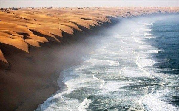 <p>Namib çölü, Güney Afrika'da denize kıyısı olan bir çöldür. ..</p>