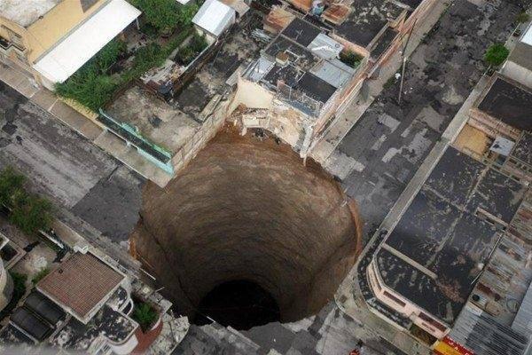 <p>60 metre genişliğe ve 200 metre derinliğe sahip kara delik, Guatemala City'de oluştu.</p>