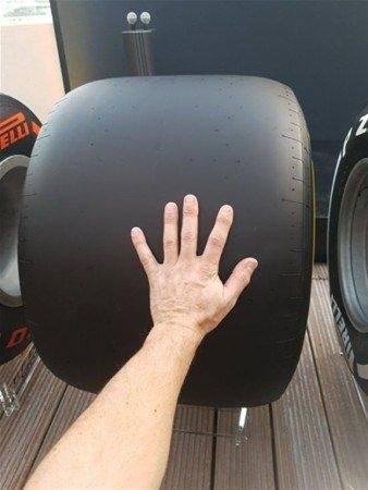 <p>Formula 1 araçlarında kullanılan arka lastik</p>
