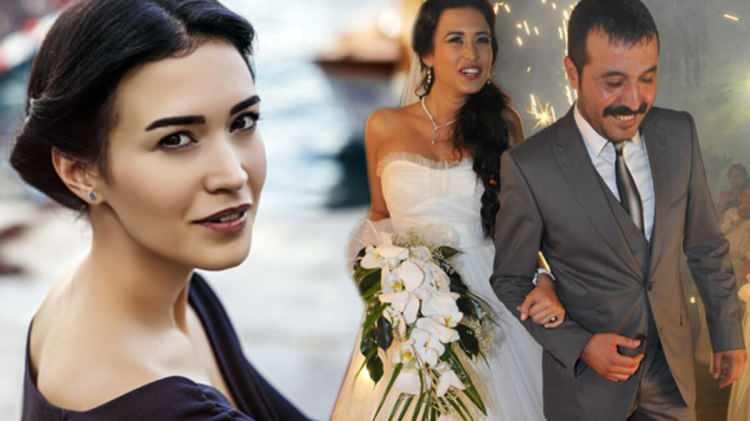 <p><span style="color:#B22222"><strong>Ecem Özkaya, 2010 yılında dünya evine girdiği Mustafa Üstündağ'dan 2020 yılında boşandı. Özkaya'nın bu evliliğinden Ahmet Kaan adında bir erkek çocuğu var.</strong></span></p>
<p> </p>