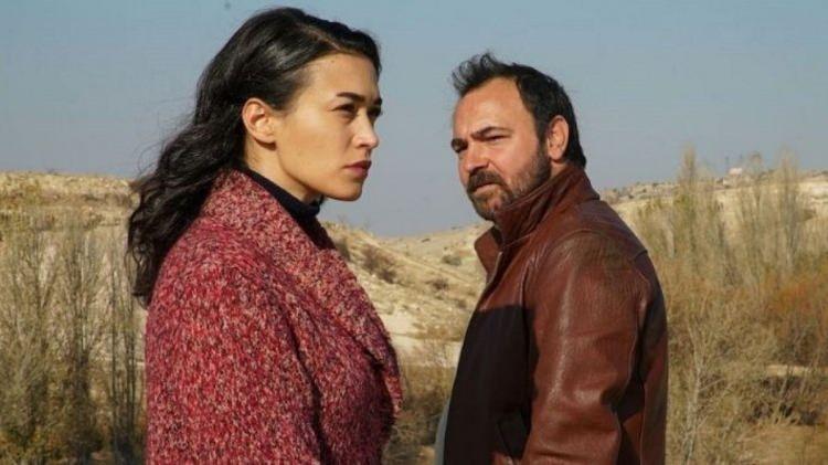 <p><span style="color:#000000"><strong>Zahide karakteri ile izleyici karşısına çıkan Ecem Özkaya, başarılı oyunculuk performansı ile herkesi kendine hayran bırakıyor.</strong></span></p>