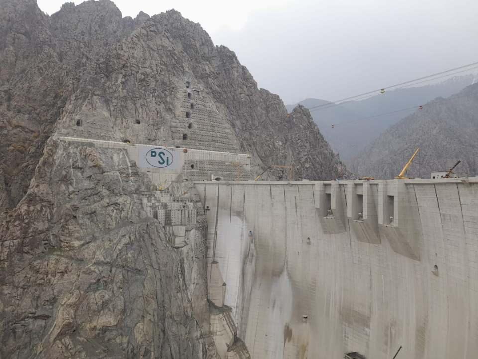 <p>Türkiye’nin öz kaynaklarıyla inşa edilen barajın bu ay sonunda su tutması planlanıyor. Proje Makine Mühendisi Canberk Demirkan, “Kurulu gücü 1 milyon 888 bin kilovat saat olan barajımız yaklaşık 7 yılda kendini amorti edecek” dedi.</p>

