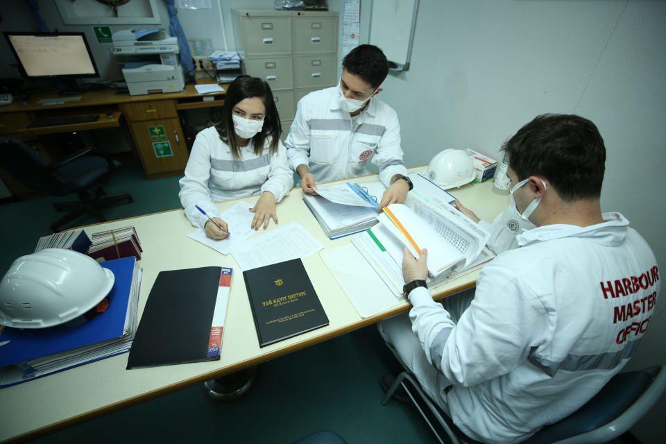<p>Gemilerin yakıt ve yakıttan kaynaklı atıkları denize kaçırmamaları için kontroller sağlayan denetçiler, yağlı sintine sularının standart dışı denize boşaltılmasını engelliyor.</p>
<p> </p>