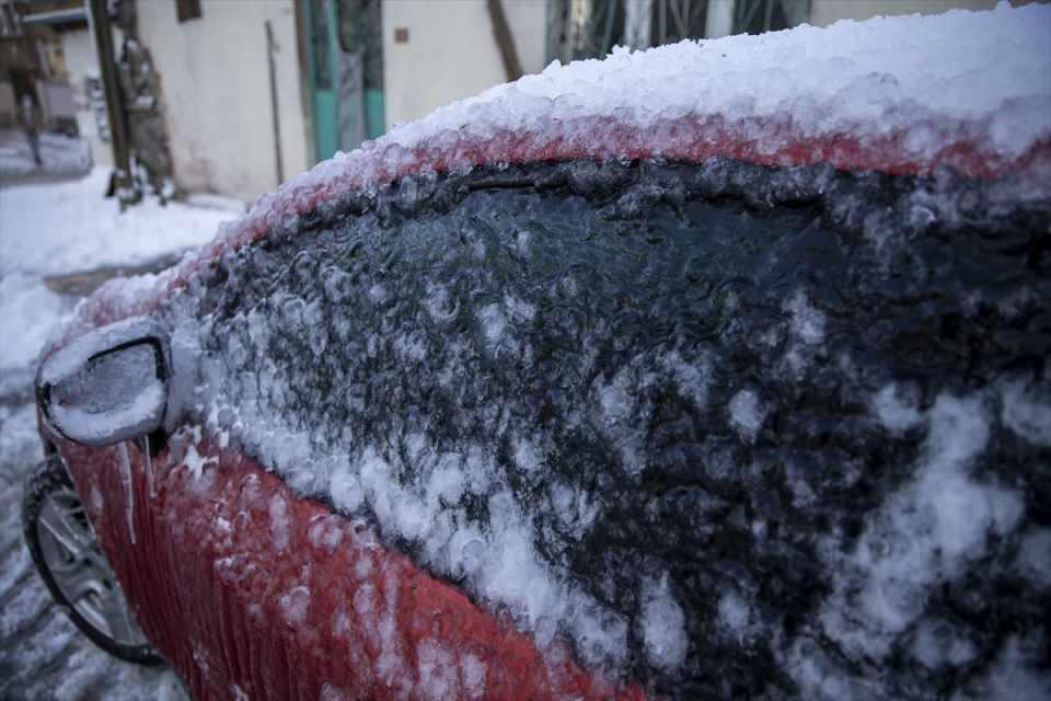<p>Gece hava sıcaklığının sıfırın altında 9 dereceye kadar düşmesiyle çatılarda buz sarkıtları oluştu, bazı araçların üzeri tamamen buzla kaplandı.</p>
