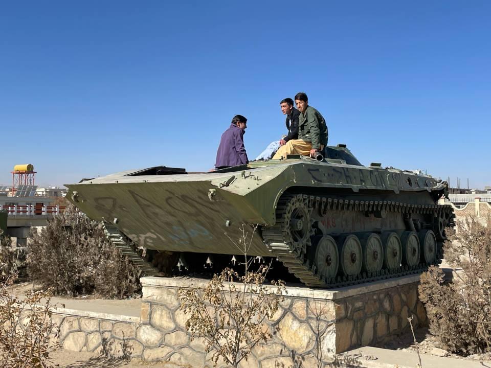 <p>Harabeyi andıran Bala Hisar'ın etrafında Sovyetler Birliği işgalinden kalma 4 top, 2 tank ve bir de konteynır bulunuyor. Civar mahallenin çocukları, Rus toplarını kaldıraç, tank kalıntılarını saklambaç oyununda saklanma yeri olarak kullanıyor.</p>

<p> </p>
