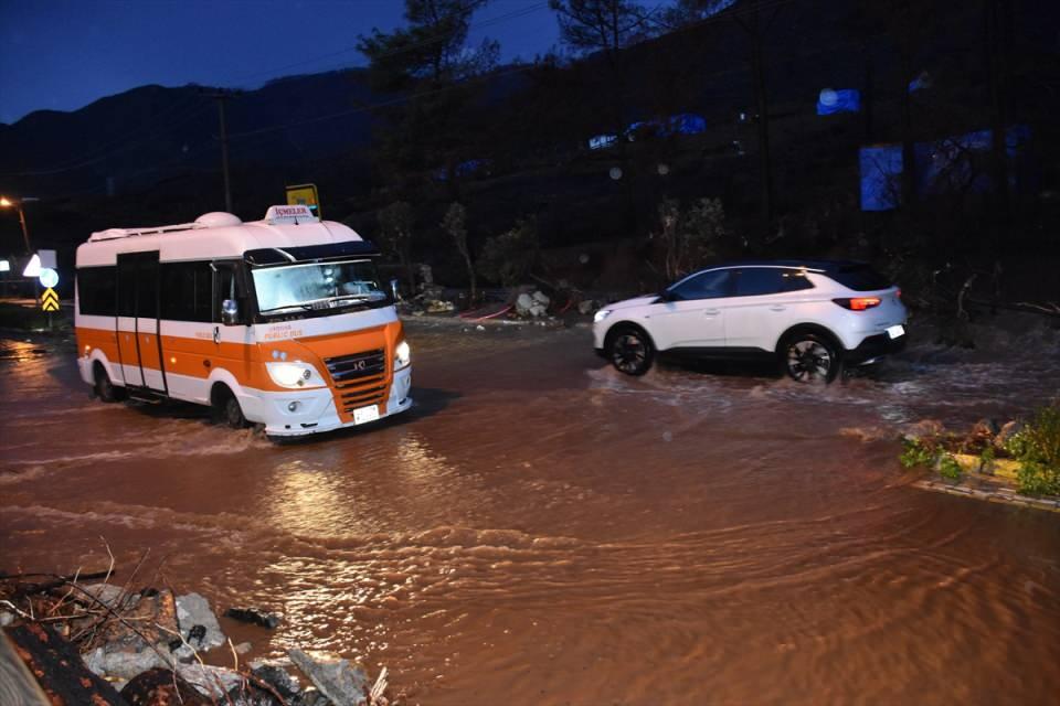 <p>İçmeler ve Turunç mahalleleri arasındaki yola da kaya parçaları düştü.</p>
<p> </p>