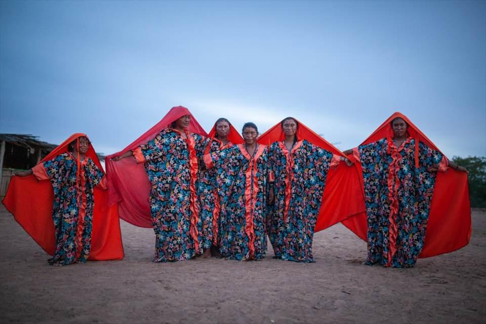 <p>Kolombiya kültürünün öne çıktığı La Guajira bölgesi, nüfusun yaklaşık yarısını oluşturan Wayuu yerlilerine ev sahipliği yapıyor.<br />
<br />
<strong>Foto Muhabiri Juancho Torres</strong></p>

