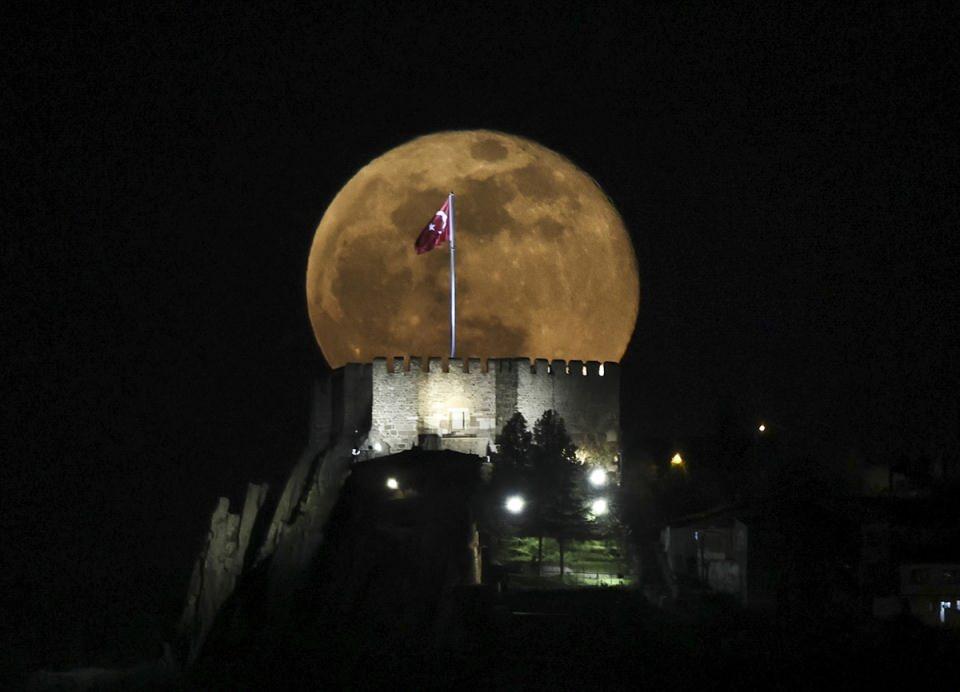 <p>Başkentte akşam saatlerinde beliren dolunay, Ankara Kalesi ile güzel görüntü oluşturdu.<br />
<br />
<strong>Foto Muhabiri Doğukan Keskinkılıç</strong></p>