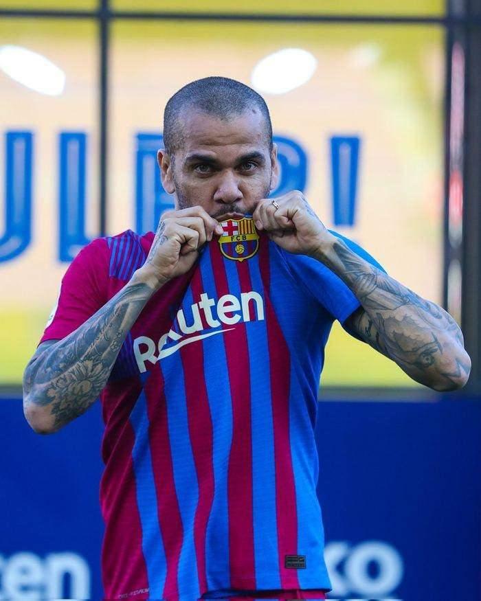 <p>DANI ALVES - 215 BİN 802</p>
