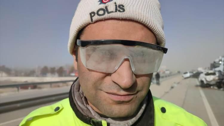 <p>Kuvvetli rüzgar Konya ve Aksaray'da bazı bölgelerde kum fırtınası oluşturarak, trafiğin durmasına neden oldu.</p>