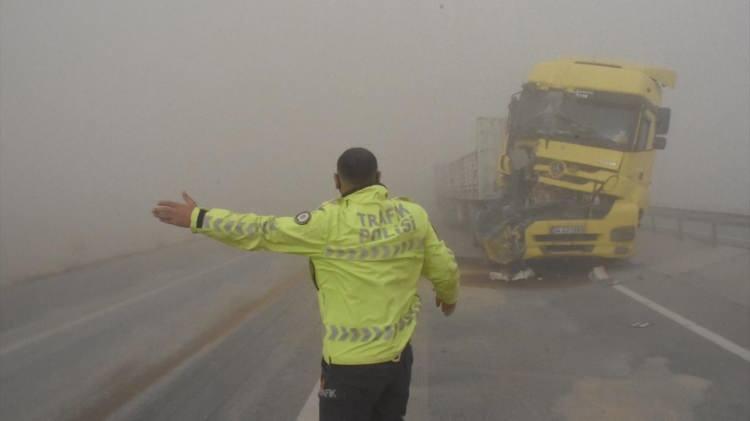 <p>Konya İl Emniyet Müdürlüğü ekipleri, Konya-Aksaray ve Konya-Ankara yolunu, bazı noktalarda oluşan kum fırtınası nedeniyle trafiğe kapattı.</p>