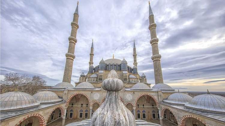 <p>Fotoğrafçılığa 33 yıl önce başlayan Cemil Şahin, 2009 yılından bu yana Türkiye’nin en görkemli camilerinin kubbelerinin fotoğrafl arını çekiyor.</p>
